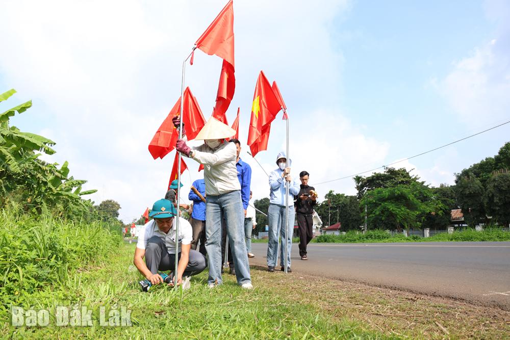 Cán bộ, đảng viên và đoàn viên thanh niên cùng tham gia thực hiện công trình đường cờ do UBND xã phụ trách.