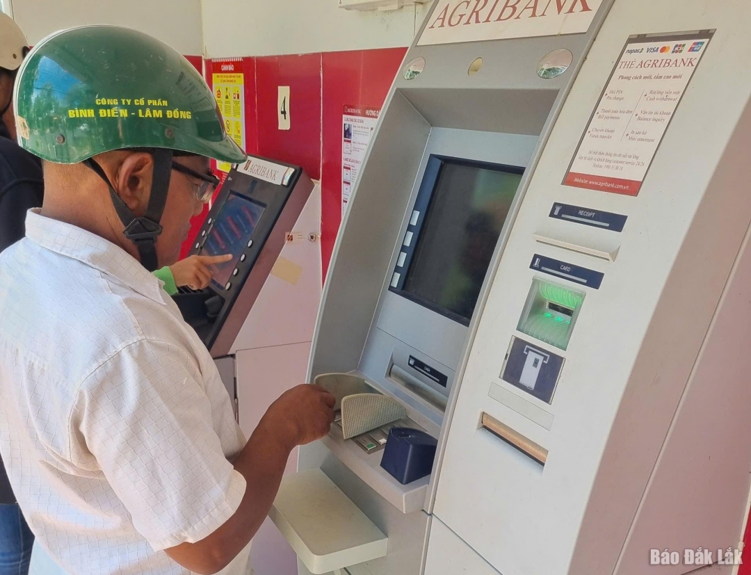 Khách hàng giao dịch tại ATM của Agribank tại huyện Lắk.