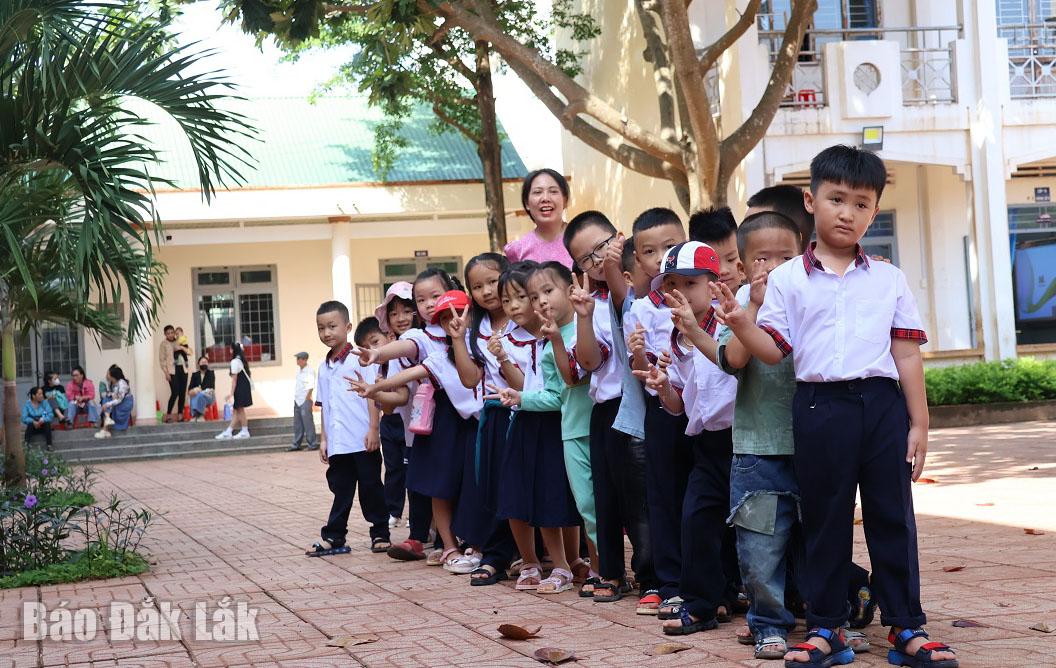 Học sinh Trường Tiểu học Nguyễn Đức Cảnh (TP. Buôn Ma Thuột) tham quan trường sáng 22/8. 