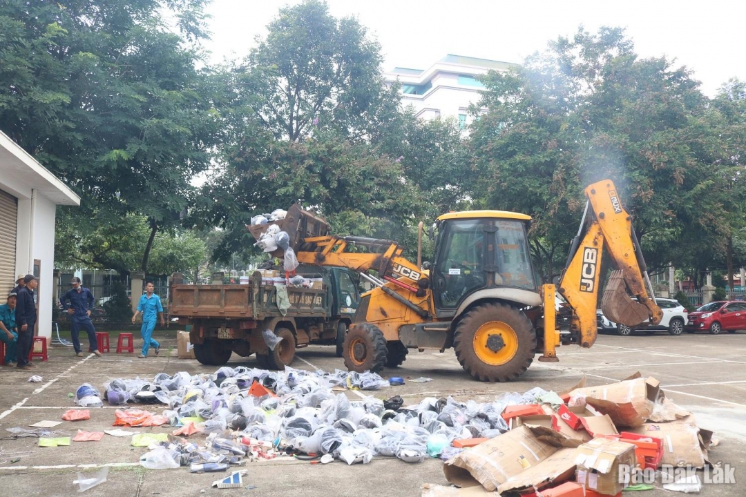 ng vật vi phạm sau khi bị cắt, cán nát được vận chuyển đến bãi rác để chôn lấp.