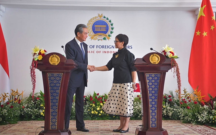 Ngoại trưởng Trung Quốc Vương Nghị và Ngoại trưởng Indonesia Retno Marsudi tại cuộc họp báo sau hội đàm ở Jakarta hồi tháng 4. Ảnh: Bộ Ngoại giao Trung Quốc.