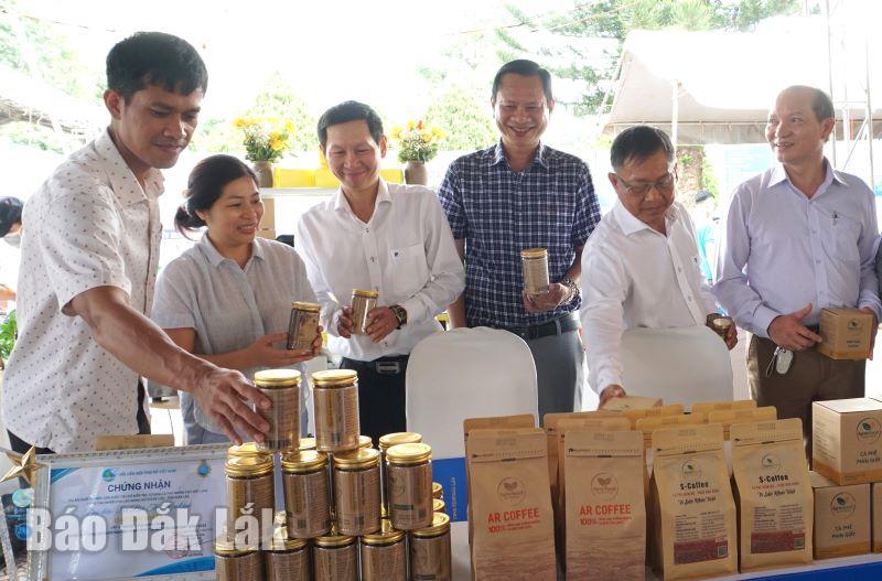 Các đại biểu tham quan gian hàng trưng bày sản phẩm tại Ngày hội khởi nghiệp đổi mới sáng tạo năm 2023.