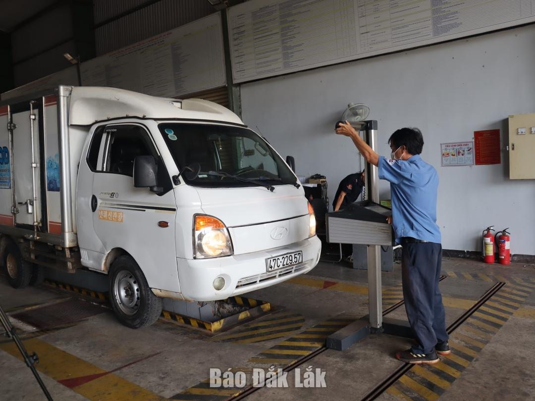 Phương tiện kiểm định tại Trung tâm Đăng kiểm 47-01D, TP. Buôn Ma Thuột. Ảnh: Hoàng Tuyết.