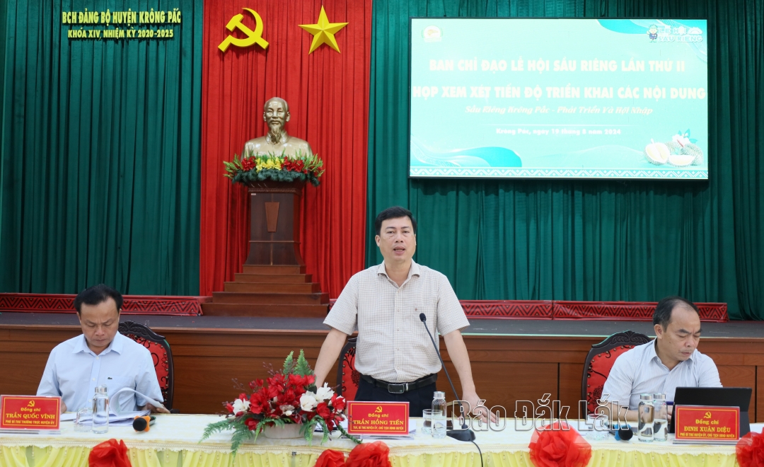 Bí thư Huyện ủy Trần Hồng Tiến, Trưởng Ban chỉ đạo Lễ hội phát biểu tại cuộc họp.