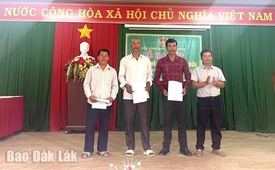 Hội Nông dân xã Cư Đrăm trao quyết định thành lập 3 Tổ hội nghề nghiệp nông dân trồng dứa được thành lập tại 3 buôn: Chàm B, Tơng Rang A, Tơng Rang B