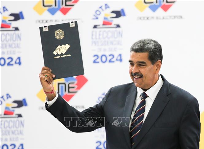 Tổng thống Venezuela Nicolas Maduro mừng chiến thắng sau khi kết quả bầu cử Tổng thống được Hội đồng Bầu cử quốc gia công bố, tại Caracas ngày 29/7/2024. Ảnh: AA/TTXVN