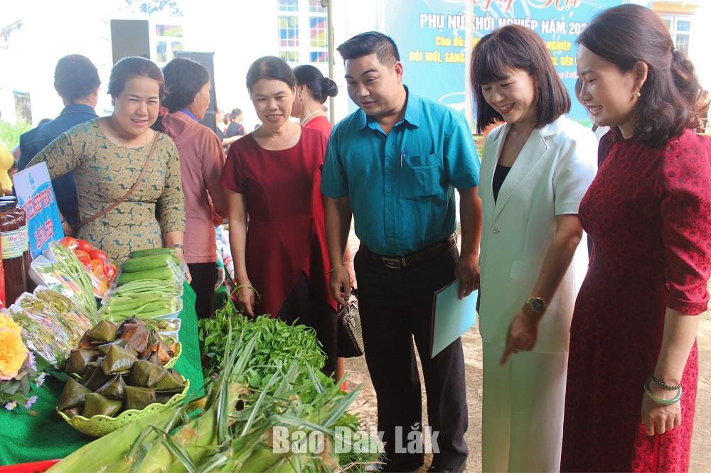 Đại biểu tham quan các gian hàng khởi nghiệp của phụ nữ tại Ngày hội.