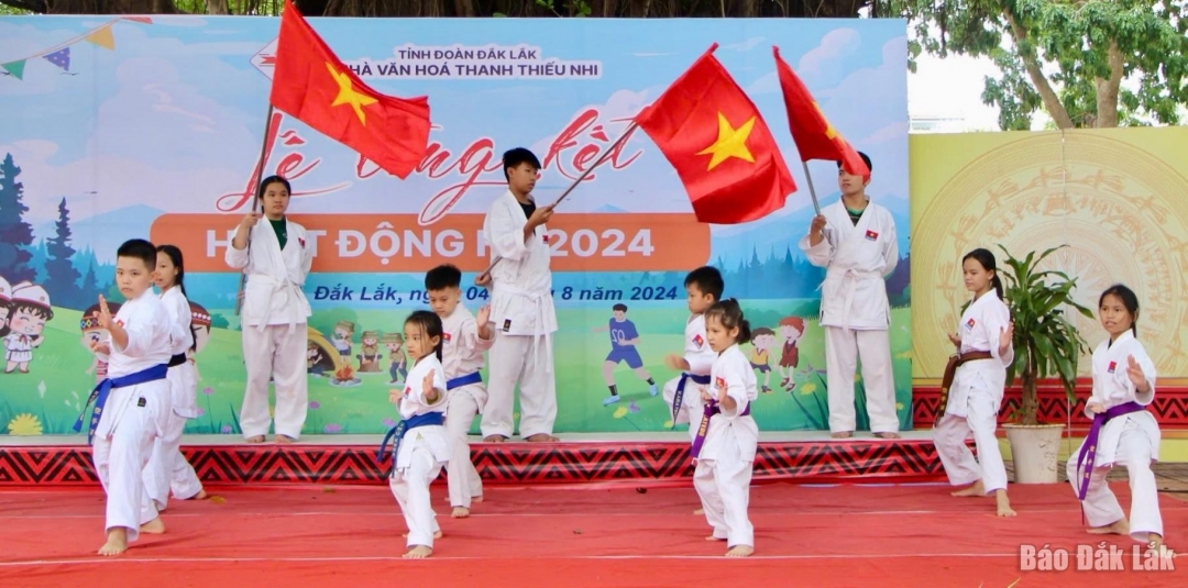 Tiết mục biểu diễn võ thuật của học sinh lớp Karate.