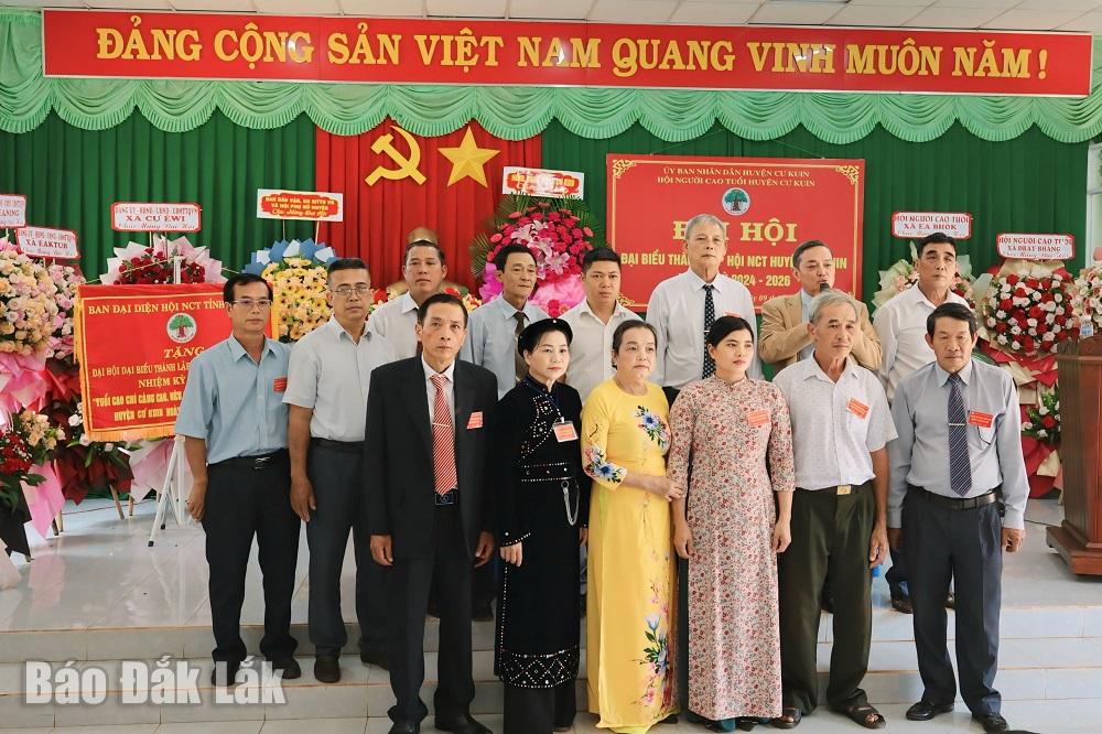 Ban chấp hành ra mắt