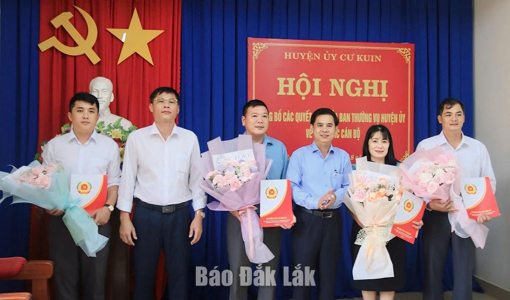 Phó Bí thư Thường trực Huyện ủy Cư Kuin Trần Văn Quế và Chủ tịch UBND huyện Cư Kuin Võ Tấn Huy trao Quyết định và tặng hoa chúc mừng các đồng chí được điều động, bổ nhiệm.