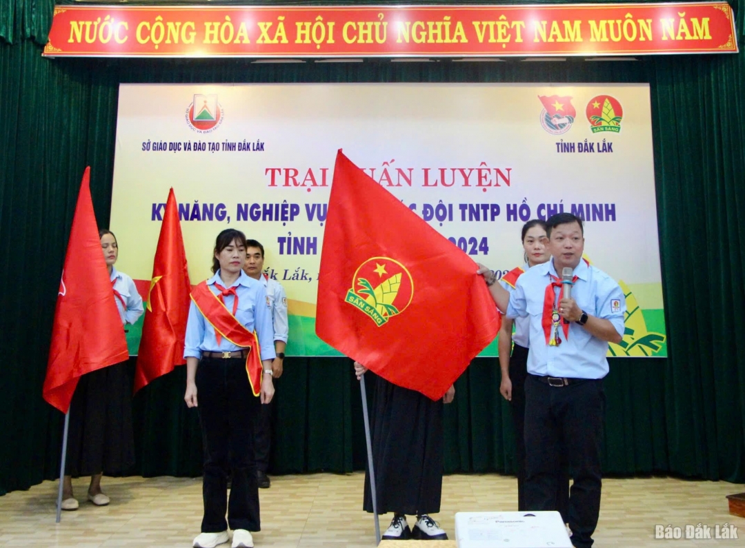 Báo cáo viên Nguyễn Minh Hoàng Hải hướng dẫn thực hành nội dung chuyên đề Nghi thức, nghi lễ của Đội TNTP.