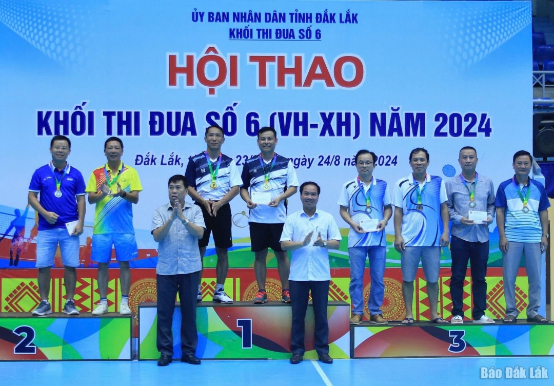 Ban tổ chức trao giải cho các vận động viên đoạt thành tích cao ở môn quần vợt