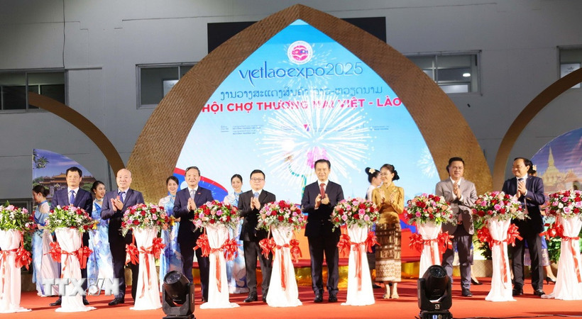 Các đại biểu cắt băng khai mạc Hội chợ Thương mại Việt - Lào năm 2025. Ảnh: TTXVN