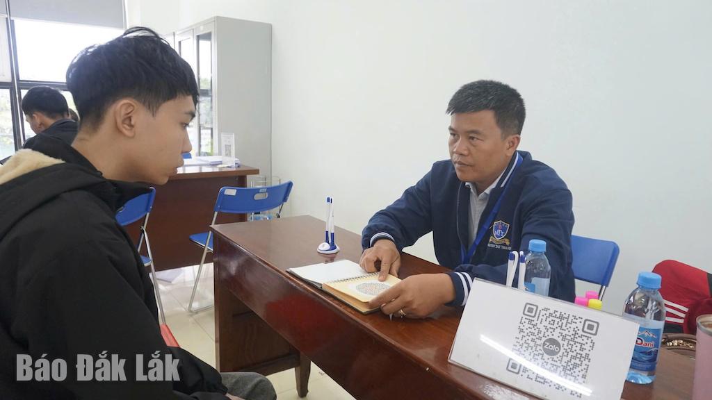 Cán bộ Trung tâm Dịch vụ việc làm Đắk Lắk kiểm tra sắc giác của người lao động.