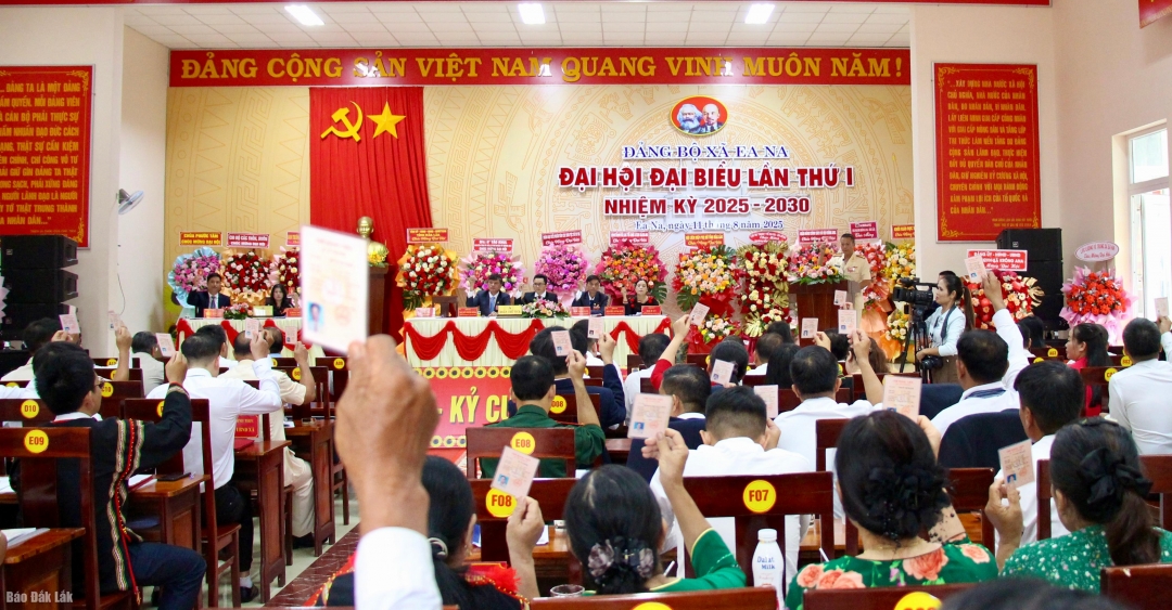 Đại biểu dự đại hội biểu quyết thông qua Nghị quyết Đại hội đại biểu Đảng bộ xã Ea Na nhiệm kỳ 2025 - 2030.