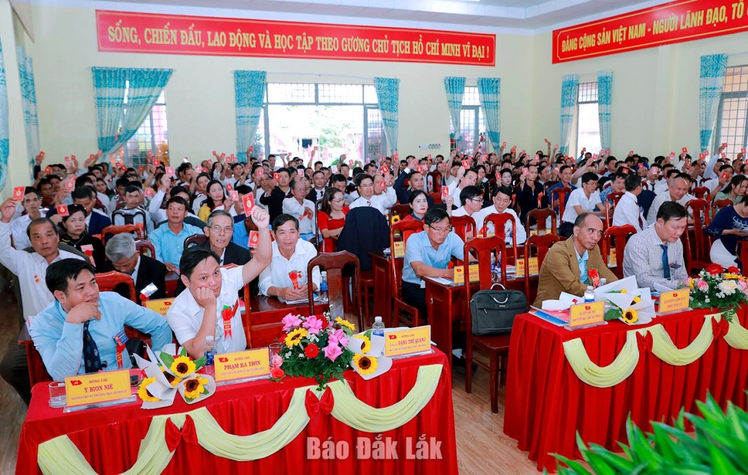 Đại biểu biểu quyết thông qua Nghị quyết đại hội.