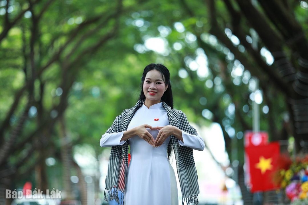 Trong không khí hân hoàn cùng cả nước hướng về lễ lớn của dân tộc, các bạn trẻ chụp ảnh tại tuyến đường này không chỉ để lưu lại những bức hình kỷ niệm đẹp mà còn là thêm yêu những giá trị lịch sử hào hùng và từ đó trân trọng hơn cuộc sống hòa bình hôm nay.