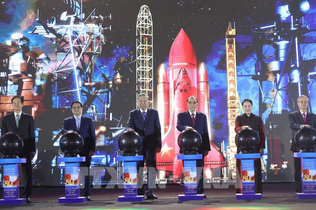 Tổng Bí thư Tô Lâm, Thủ tướng Chính phủ Phạm Minh Chính cùng các đồng chí lãnh đạo, nguyên lãnh đạo Đảng, Nhà nước thực hiện nghi thức khai mạc. Ảnh: TTXVN