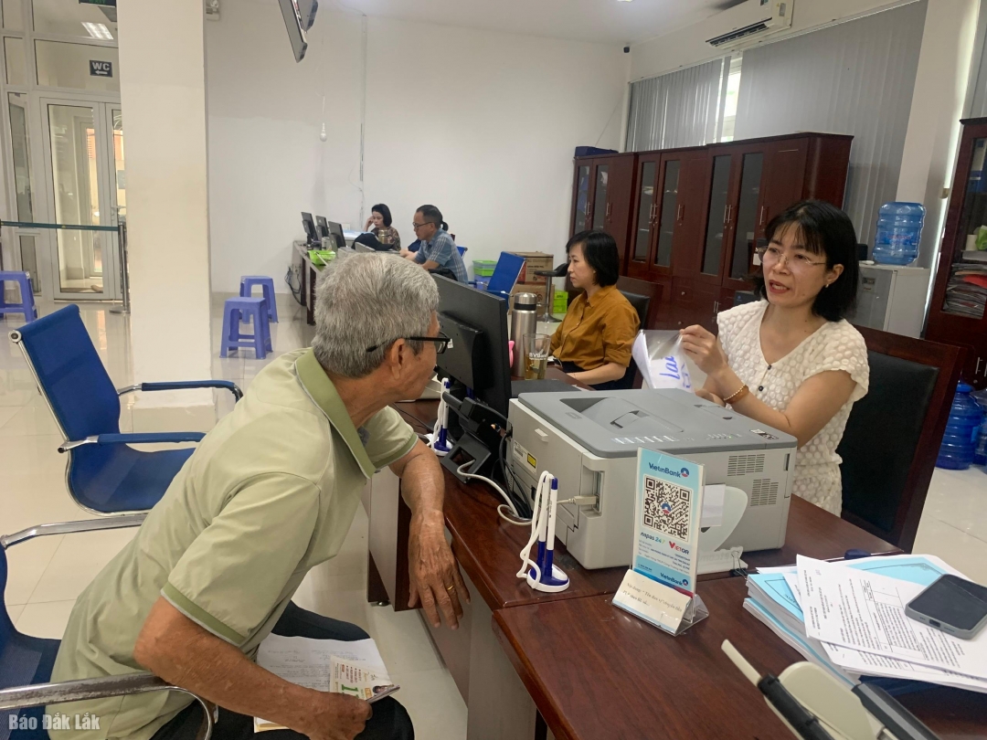 Người dân được hướng dẫn thực hiện các thủ tục hành chính tại Trung tâm Phục vụ Hành chính tỉnh.