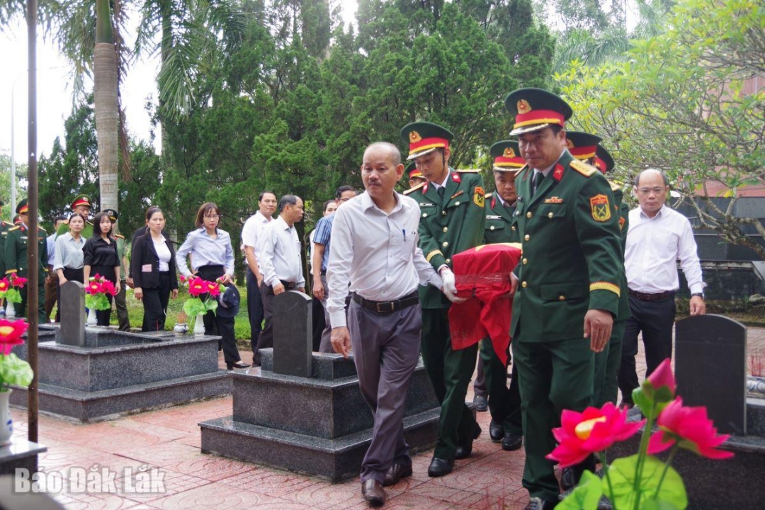 Các đại biểu tiễn anh hùng liệt sĩ về nơi an nghỉ cuối cùng.