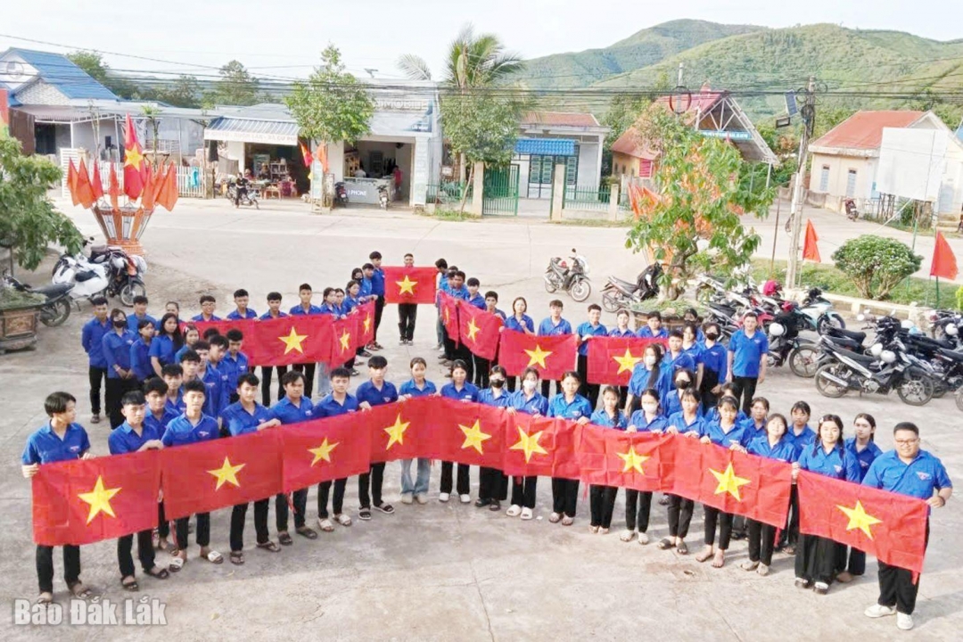 Đoàn viên thanh niên xã Cư Pui ra quân treo cờ Tổ quốc.