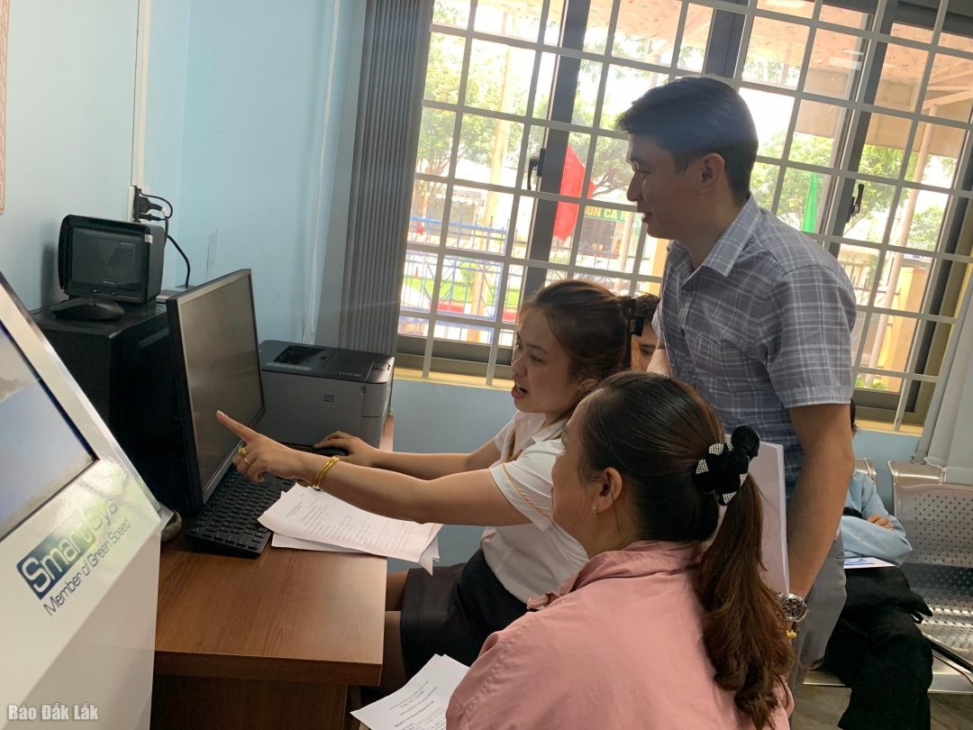 Người dân phường Tân Lập được hướng dẫn sử dụng các nền tảng trí tuệ nhân tạo để tìm kiếm thông tin, tra cứu thủ tục hành chính.