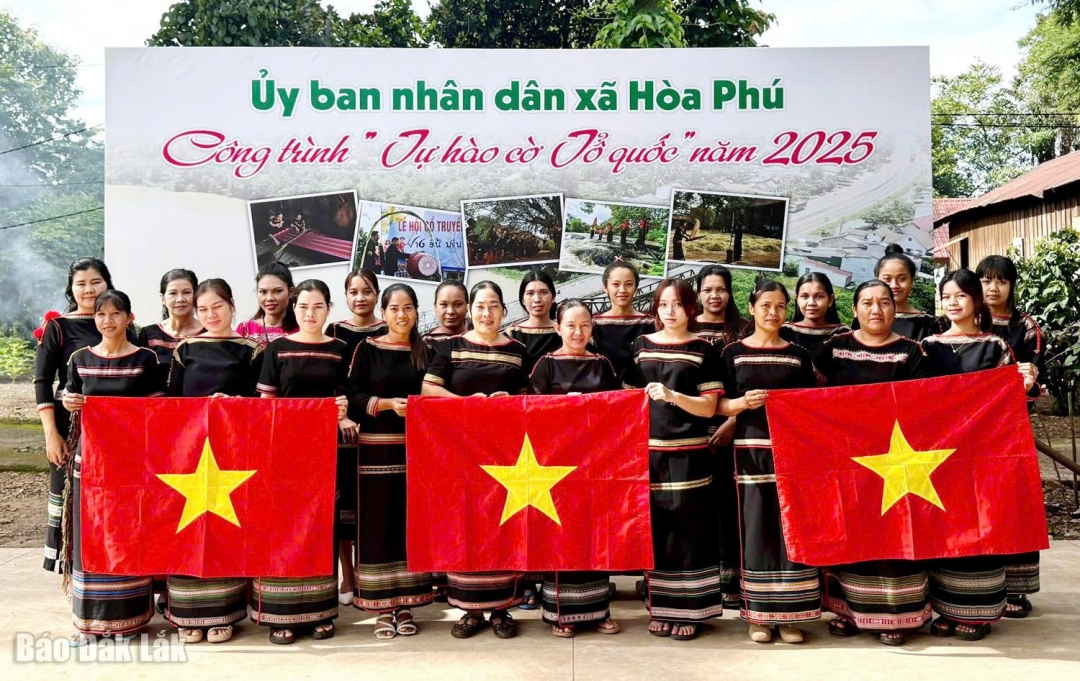 Chị em đồng bào dân tộc thiểu số chụp ảnh lưu niệm bên công trình Tự hào cờ Tổ quốc năm 2025 tại xã Hòa Phú.