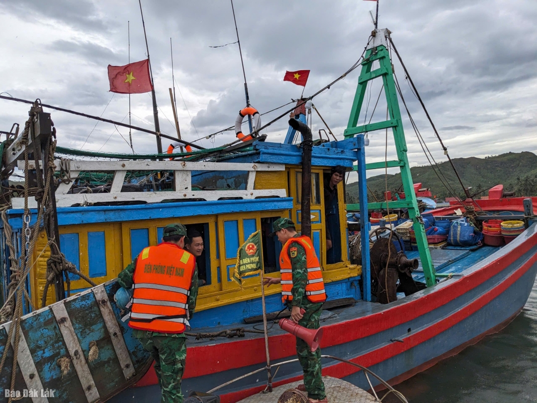 Cán bộ, chiến sĩ Đồn Biên phòng Xuân Hòa tuyên truyền kêu gọi ngư dân không ra khơi trong thời điểm nguy hiểm.