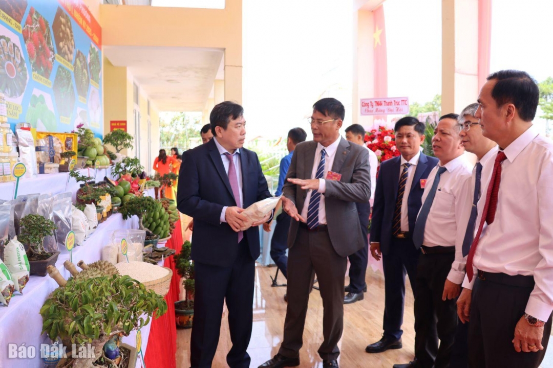 Đại biểu tham quan các sản phẩm, sản vật của xã Ea Ning được trưng bày tại đại hội.
