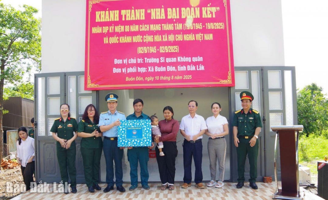 Đại diện các cơ quan, đơn vị chúc mừng gia đình anh
