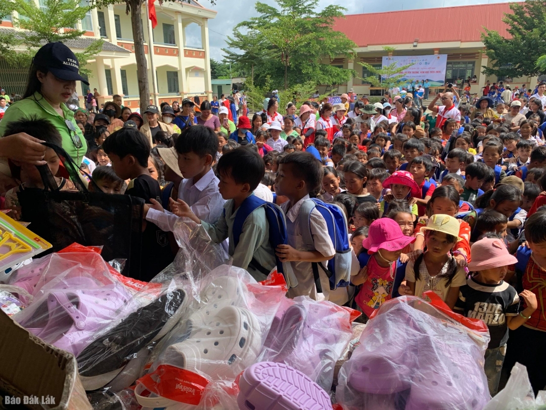 Gian hàng 0 đồng thu hút hàng trăm em học sinh tham gia. 