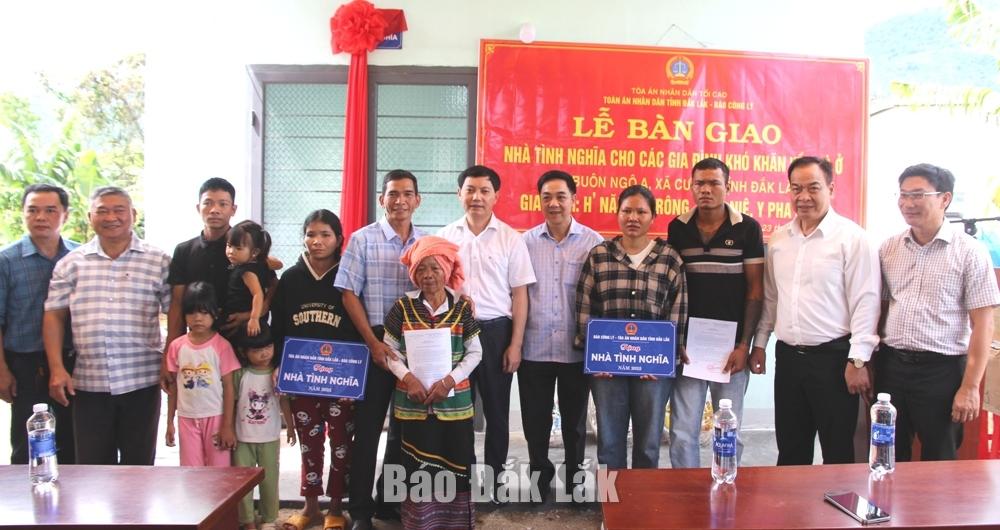 Đại diện lãnh đạo các gia đình trao quà tặng các gia đình.