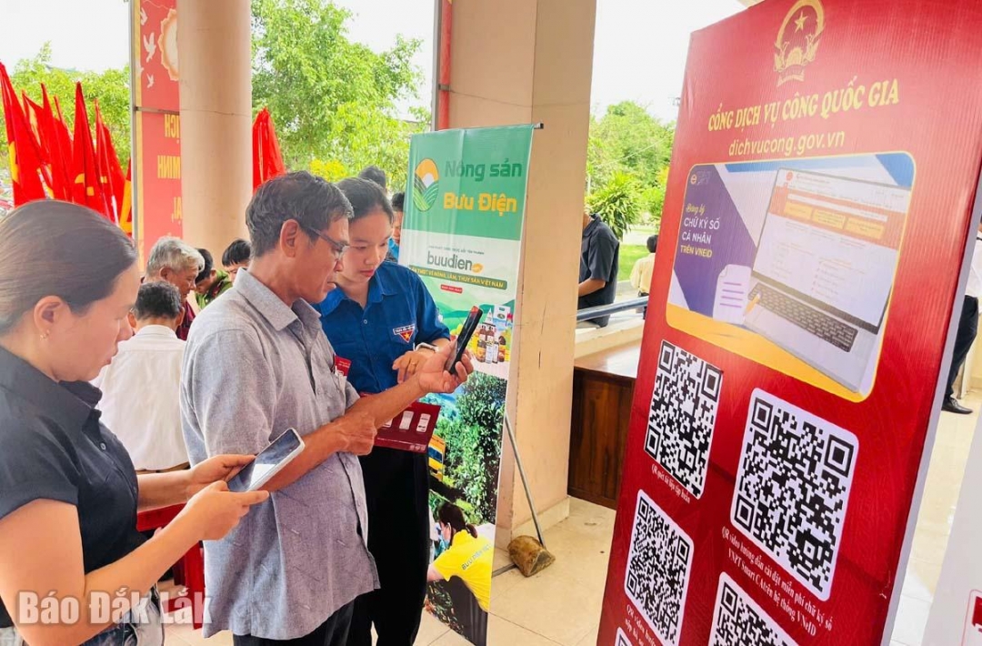 Người dân thực hành khai thác các ứng dụng số trên điện thoại sau khi được tập huấn.