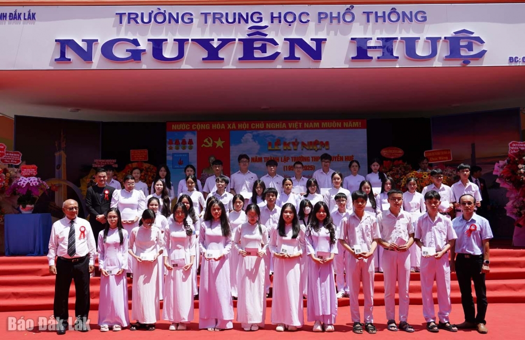Đại diện Hội Cựu học sinh nhà trường trao học bổng cho các emm học sinh.