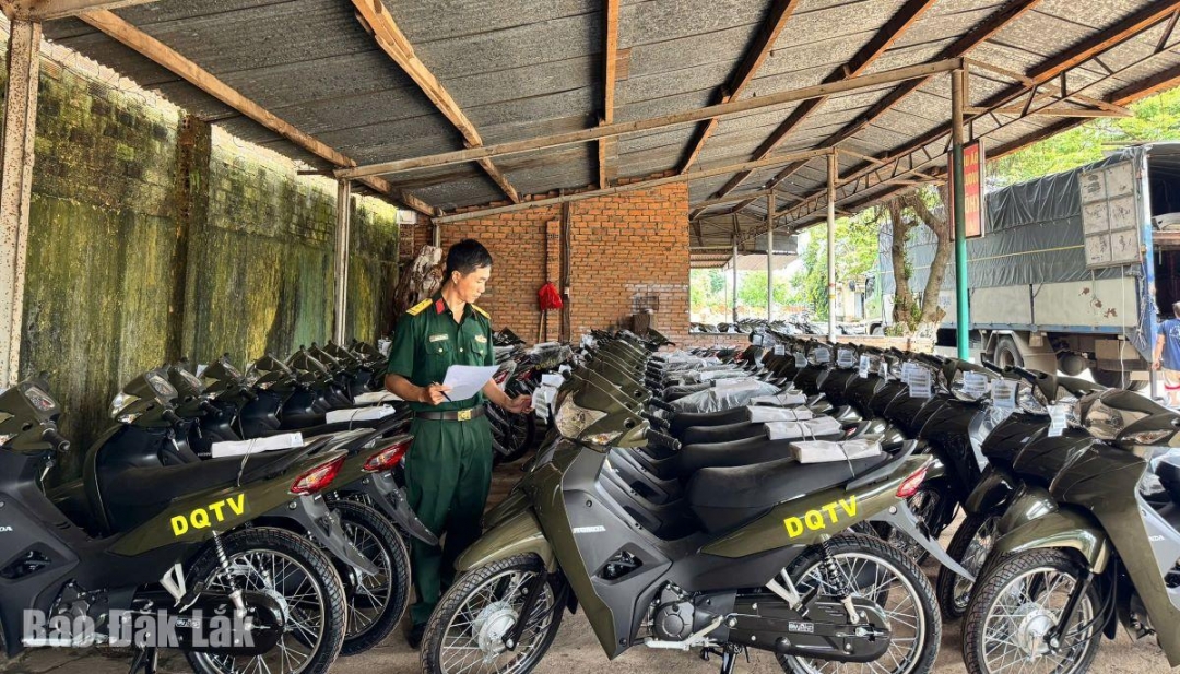 Trang bị 204 xe xe mô tô hai bánh cho 102 Ban Chỉ huy Quân sự cấp, phường thuộc tỉnh