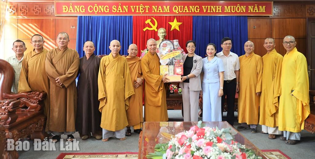 Ban Trị sự Giáo hội Phật giáo Việt Nam tỉnh Đắk Lắk tặng quà Thường trực Tỉnh ủy tại buổi gặp mặt. 