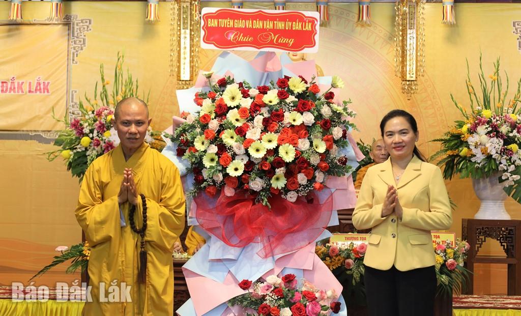 Ủy viên Ban Thường vụ Tỉnh ủy, Trưởng Ban Tuyên giáo và Dân vận Tỉnh ủy Đinh Thị Thu Thanh tăng hoa chúc mừng Ban Trị sự Giáo hội Phật giáo Việt Nam tỉnh Đắk Lắk.