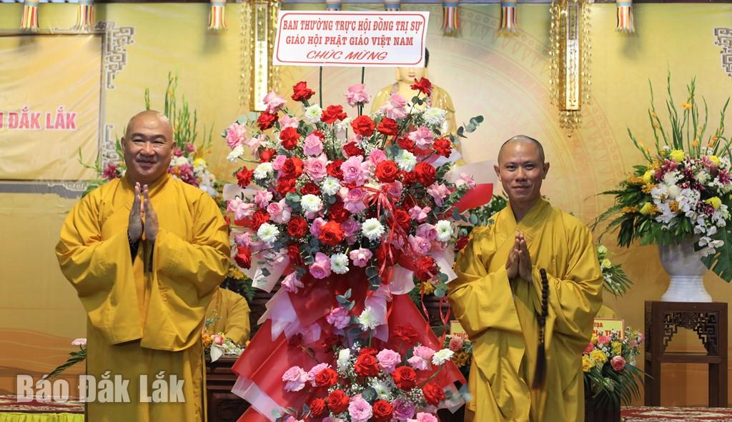 Thượng tọa Thích Phước Nguyên, Phó Tổng Thư ký Hội đồng Trị sự kiêm Chánh Văn phòng II Trung ương GHPGVN tặng hoa chúc mừng Đại đức Thích Nguyên Minh Nguyên và Ban Trị sự Giáo hội Phật giáo Việt Nam tỉnh Đắk Lắk.
