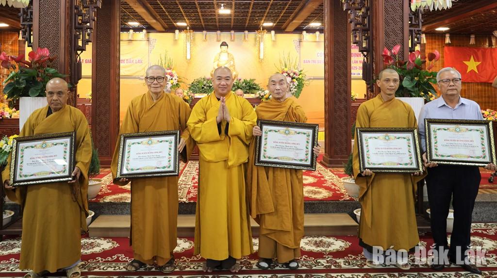 Thượng tọa Thích Phước Nguyên, Phó Tổng Thư ký Hội đồng Trị sự kiêm Chánh Văn phòng II Trung ương GHPGVN trao Bằng tuyên dương công đức cho 5 thành viên Ban Trị sự GHPGVN tỉnh Đắk Lắk và Phú Yên (cũ).