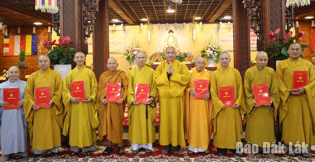 Thượng tọa Thích Phước Nguyên, Phó Tổng Thư ký Hội đồng Trị sự kiêm Chánh Văn phòng II Trung ương GHPGVN trao Quyết định Ban trị sự Giáo hội Phật giáo Việt Nam tỉnh Đắk Lắk nhiệm kỳ 2022 - 2027.