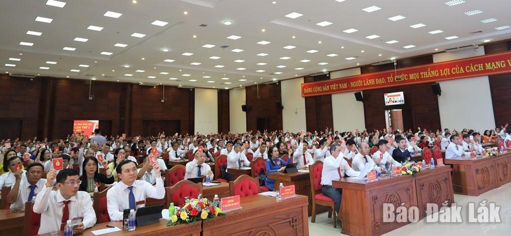 Đại biểu dự đại hội biểu quyết các nội dung tại phiên trù bị.