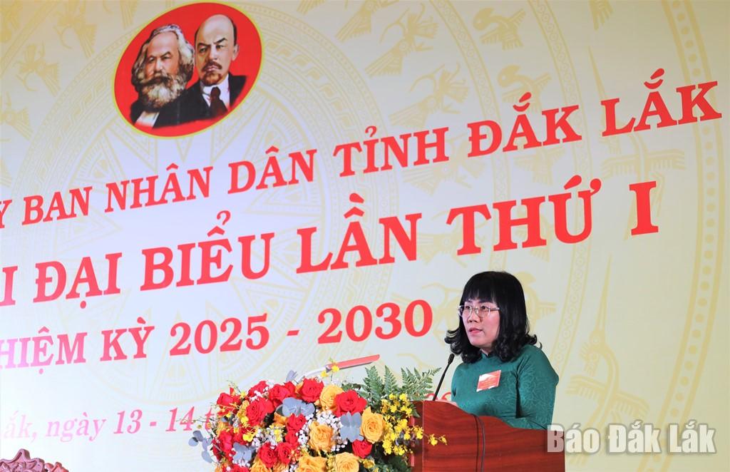 Phó Bí thư Thường trực Đảng ủy, Phó Chủ tịch Thường trực UBND tỉnh Hồ Thị Nguyên Thảo điều hành nội dung bầu Đoàn Chủ tịch, Đoàn Thư ký và Ban Thẩm tra tư cách đại biểu.