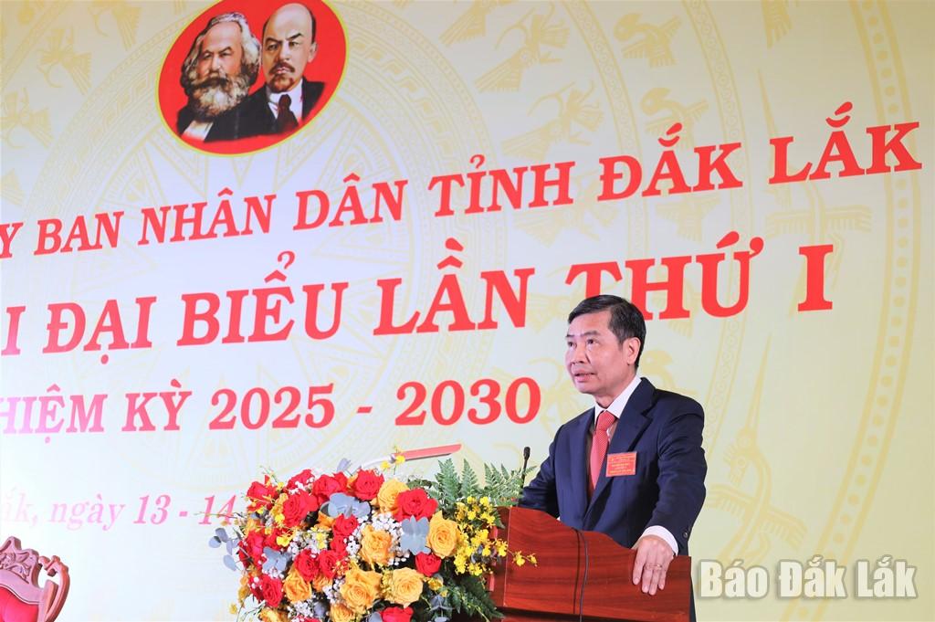 Đồng chí Tạ Anh Tuấn, Phó Bí thư Tỉnh ủy, Bí thư Đảng ủy, Chủ tịch UBND tỉnh phát biểu khai mạc phiên trù bị đại hội. 