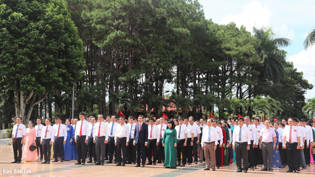 Đại biểu viếng Nghĩa trang Liệt sĩ tỉnh trước khi tham dự Phiên trù bị Đại hội đại biểu Đảng bộ UBND tỉnh lần thứ I, nhiệm kỳ 2025 - 2030.