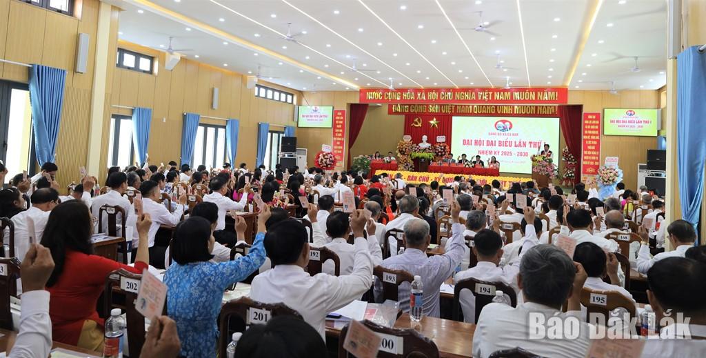 Đại biểu dự đại hội biểu quyết thông qua Nghị quyết Đại hội đại biểu Đảng bộ huyện Ea Kar nhiệm kỳ 2025 - 2030.