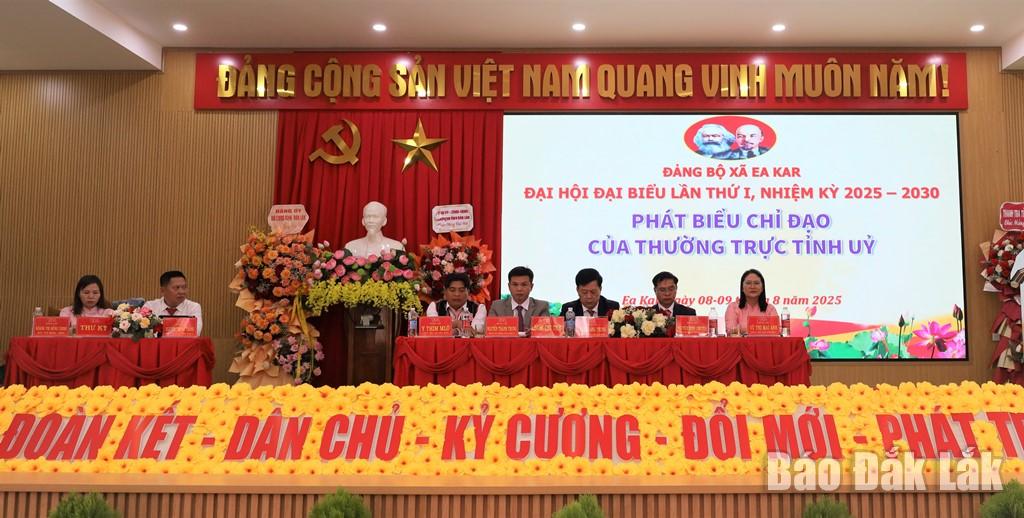 Đoàn Chủ tịch điều hành đại hội.