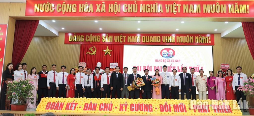 Ủy viên Ban Thường vụ Tỉnh ủy, Chánh Văn phòng Tỉnh ủy Nguyễn Đình Viên cùng các đồng chí lãnh đạo các ban, ngành của tỉnh tặng hoa chúc mừng Ban Chấp hành Đảng bộ xã Ea Kar nhiệm kỳ 2025 - 2030.