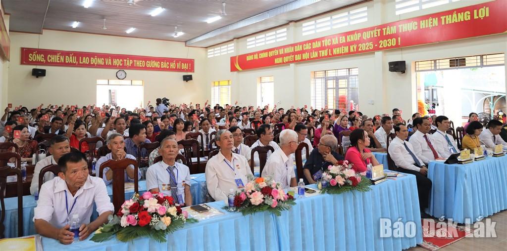 Đại biểu biểu quyết thông qua Nghị quyết Đại hội đại biểu Đảng bộ xã Ea Knốp nhiệm kỳ 2025 - 2030.