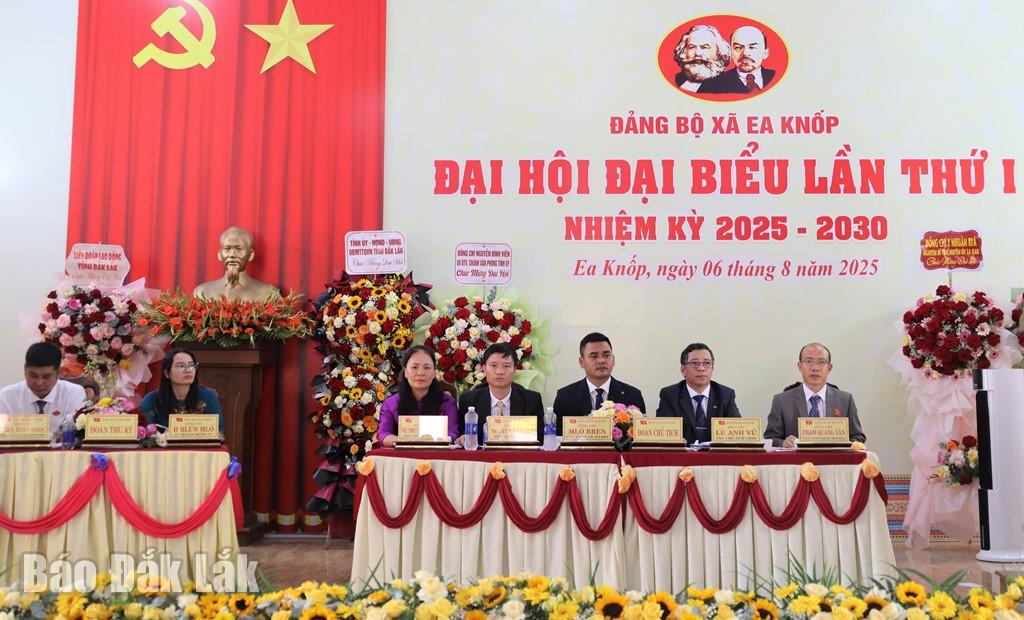 Đoàn Chủ tịch điều hành đại hội.