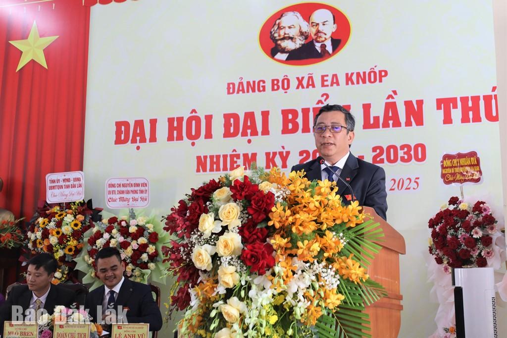 Phó Bí thư Đảng ủy, Chủ tịch UBND xã Ea Knốp Lê Anh Vũ thông qua dự thảo Báo cáo Chính trị tại đại hội.